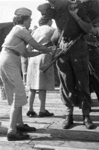Leden Vrouwenkorps KNIL (VK-KNIL) helpen militairen met hun bepakking, Bestanddeelnr 500-4-5