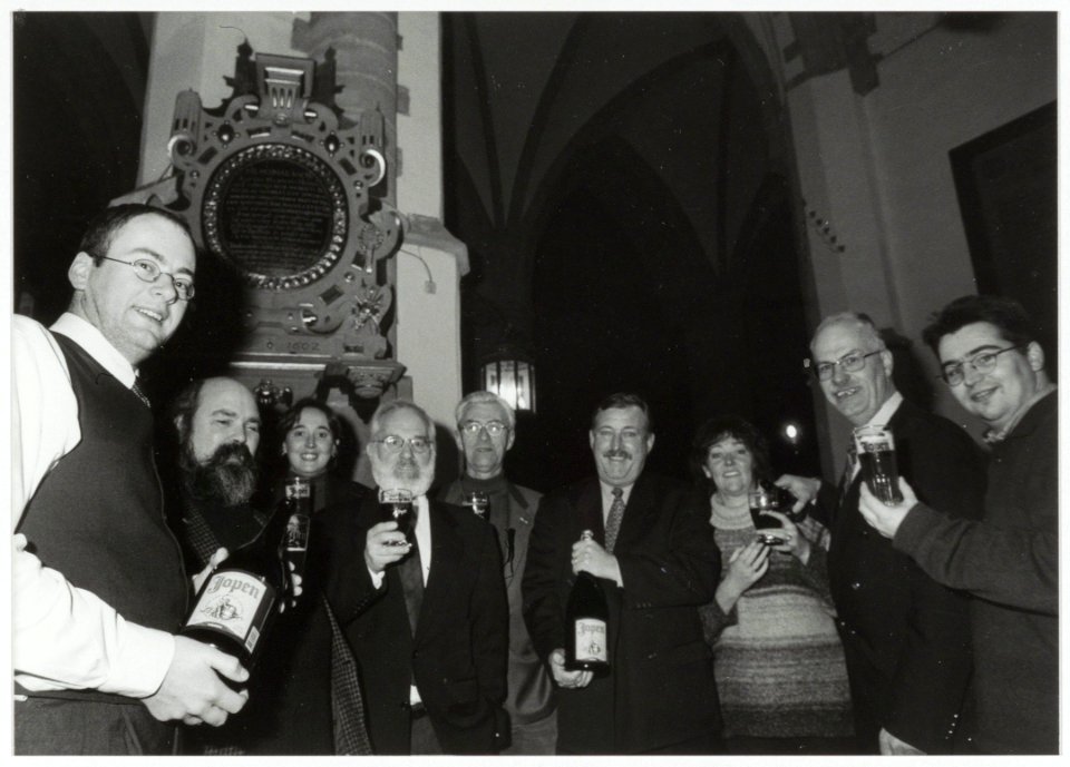 Leden van het Haarlems Biergenootschap bijeen in de Grote of St. Bavokerk. V.l.n.r. Michel Ordeman, Walter Schelfhout, Lidian Zoetman, Henk Vijn, Jan Put, Peer Sips, Loes Vroom, Joop Boelsm, NL-HlmNHA 54036494