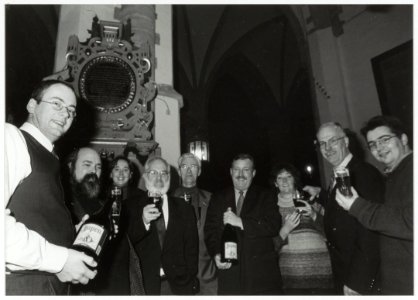 Leden van het Haarlems Biergenootschap bijeen in de Grote of St. Bavokerk. V.l.n.r. Michel Ordeman, Walter Schelfhout, Lidian Zoetman, Henk Vijn, Jan Put, Peer Sips, Loes Vroom, Joop Boelsm, NL-HlmNHA 54036494