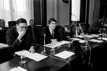 Leden van het kabinet Lubbers achter de regeringstafel. Van Aardenne (Economisch, Bestanddeelnr 932-4374