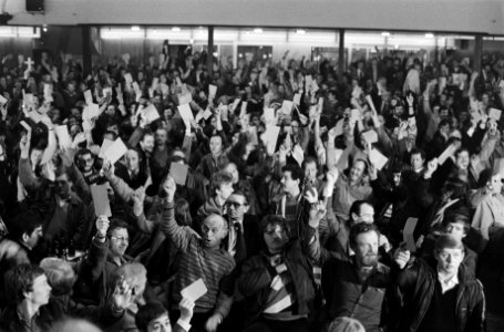 Ledenvergadering tussen vervoersbonden FNV en werknemers Unit Centre en ECT over eventuele staking, er werd massaal tegen staking gestemd, Bestanddeelnr 931-3619