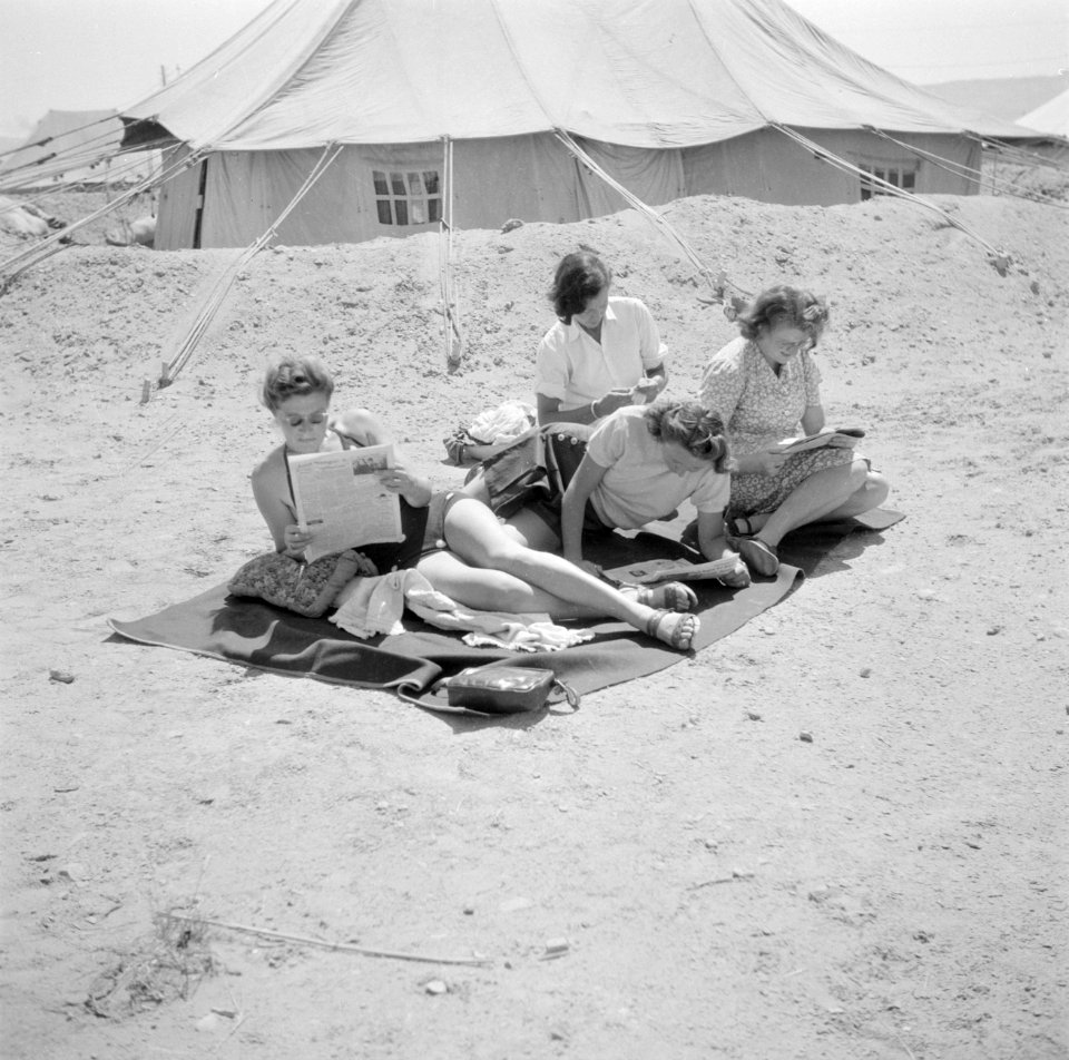 Leden van het Vrouwelijk Hulp Korps rusten uit in de zon in Ataka, Bestanddeelnr 255-6929