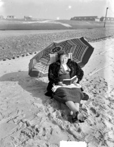Late zomerdag strand Scheveningen, Bestanddeelnr 905-9914