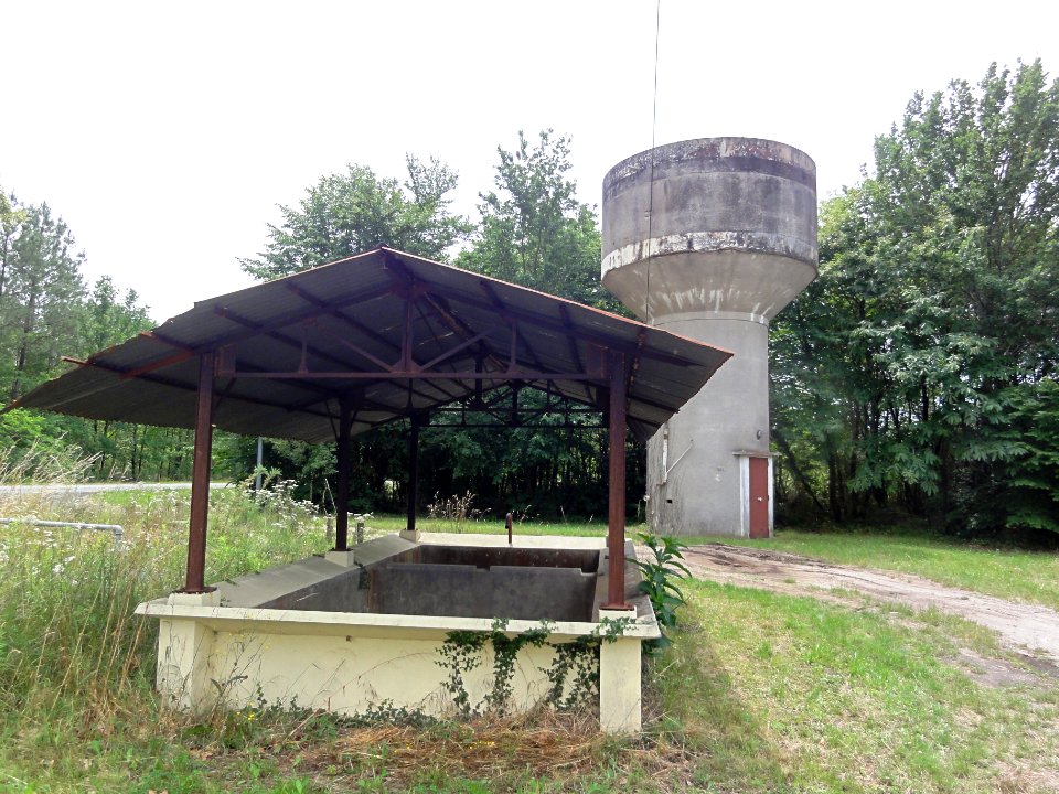 Lavignolle (Salles, Gironde) lavoir, château d'eau