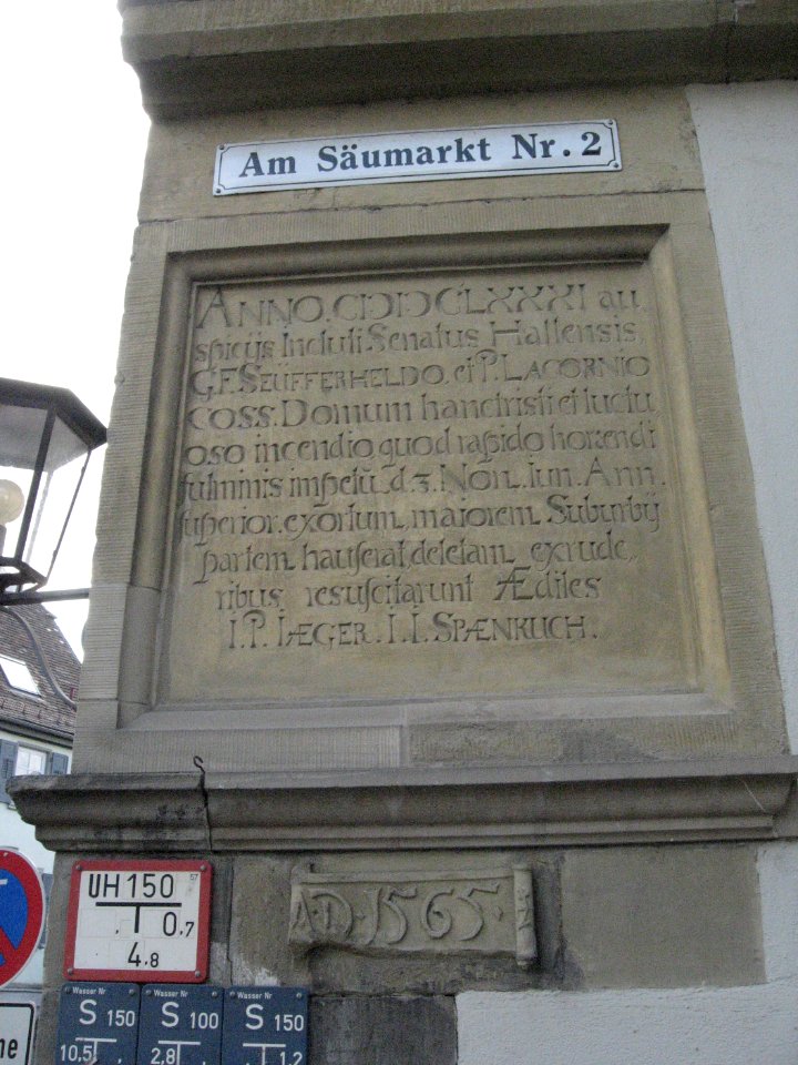 Lateinische Erinnerungsttafel Am Säumarkt Nr. 2 in Schwäbisch Hall an den Stadtbrand von1680
