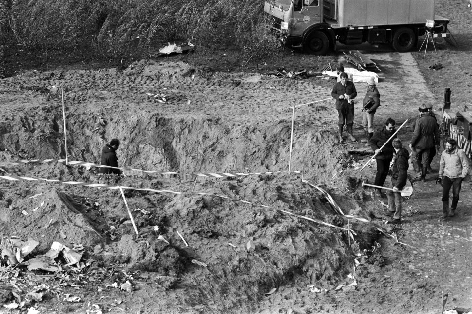 Leden van het rampen-identificatie-team in en rond de krater aan het werk, Bestanddeelnr 931-7300