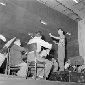 Leden van het Israëlisch Filharmonisch Orkest repeteren onder leiding van gastdi, Bestanddeelnr 255-0757