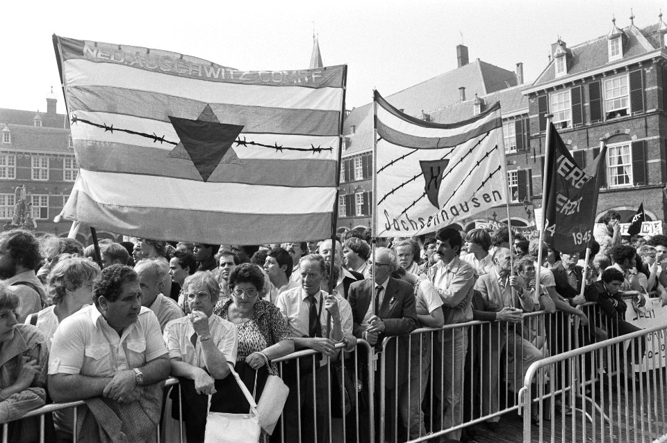 Leden van het Auschwitzcomité met spandoeken, Bestanddeelnr 932-3288