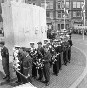 Leden van het leger en de marine wachten op hun beurt voor het leggen van bloeme, Bestanddeelnr 917-7274