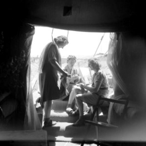 Leden van het Vrouwelijk Hulp Korps in Ataka bij de ingang van een tent, Bestanddeelnr 255-6879