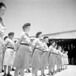 Leden van het Vrouwen Hulp Korps staan aangetreden bij de aankomst van een schip, Bestanddeelnr 255-6868