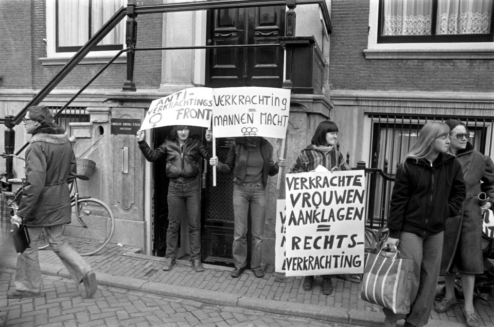 Leden van een vrouwenorganisatie demonstreren tegen de behandeling door de Itali, Bestanddeelnr 929-1223