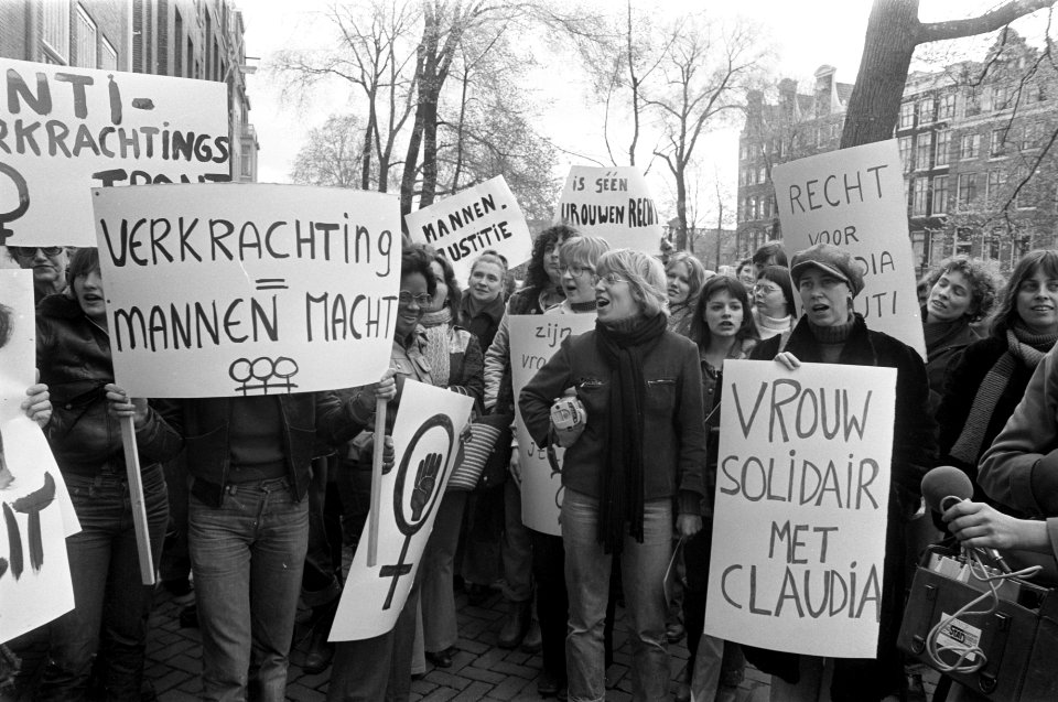 Leden van een vrouwenorganisatie demonstreren tegen de behandeling door de Itali, Bestanddeelnr 929-1220