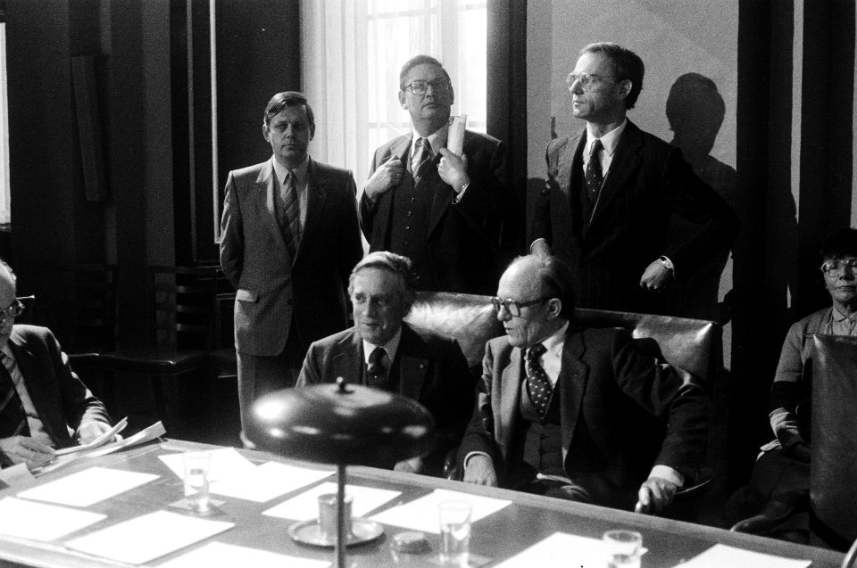 Leden van het kabinet Lubbers achter de regeringstafel. V.l.n.r. staand o.a. Van, Bestanddeelnr 932-4373
