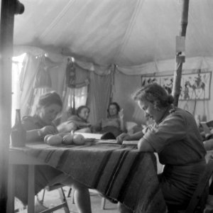 Leden van het Vrouwen Hulp Korps in Ataka in hun tent, Bestanddeelnr 255-6895