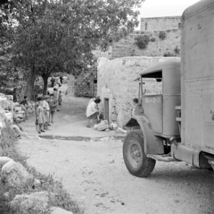 Leden van de israelische medische dienst Magen David met transportwagen in een …, Bestanddeelnr 255-0956