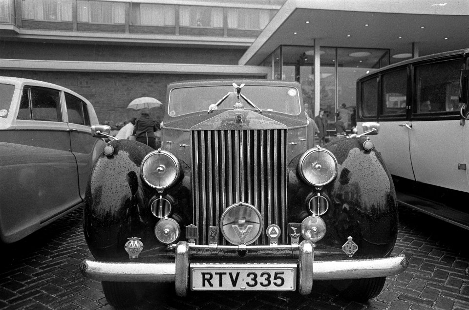 Leden van de Engelse Rolls Royce Club uit Kenton-Essex met 12 Rolls Royces bij h, Bestanddeelnr 922-2891