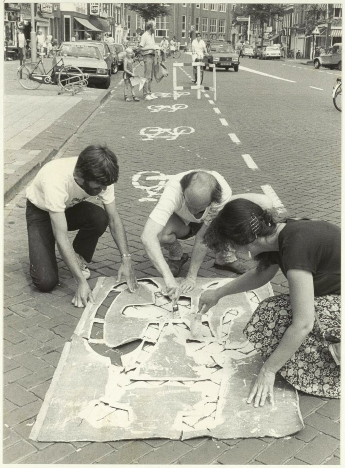 Leden van de Fietsersbond voeren actie op de Gedempte Oude Gracht middels het aanbrengen van klinkerprints om het fietspad te markeren. NL-HlmNHA 54021142