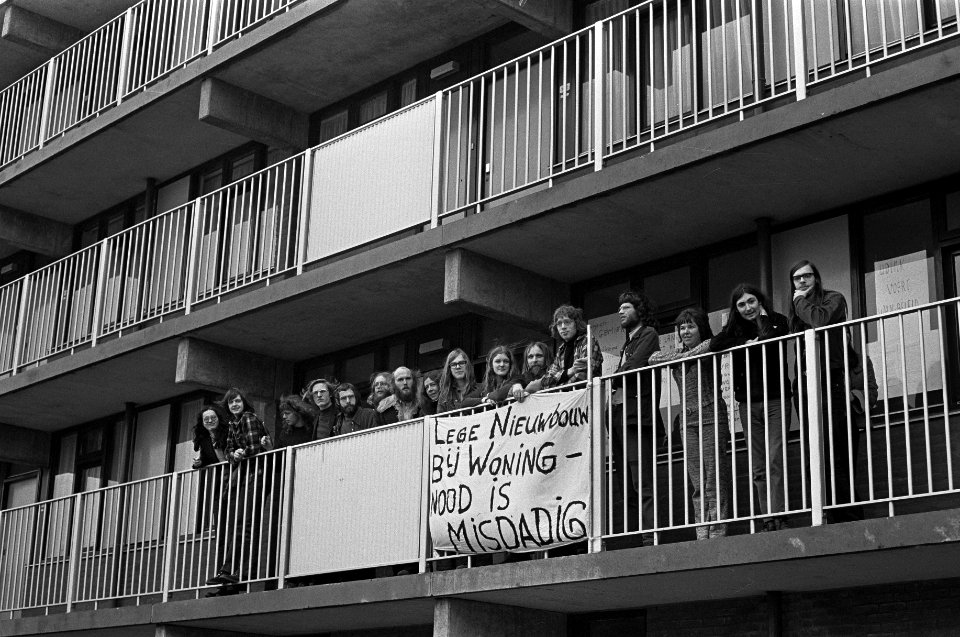 Leden van Relaese-Haarlem hebben flat bezet uit protest tegen woningbouwbeleid, , Bestanddeelnr 926-2129
