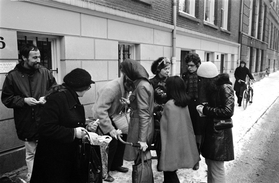 Leden van de aktiegroep Dolle Mina delen voorbehoedsmiddelen uit aan leerlinge, Bestanddeelnr 923-2711
