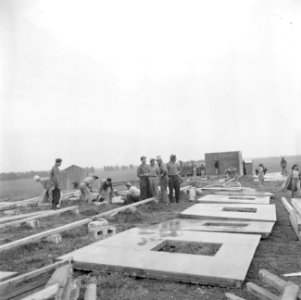 Leden van de bouwploeg van moederkibboets Yavne monteren barakken uit geprefabri, Bestanddeelnr 255-0698