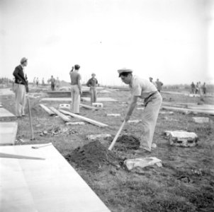 Leden van de bouwploeg van moederkibboets Yavne monteren barakken uit geprefabri, Bestanddeelnr 255-0690
