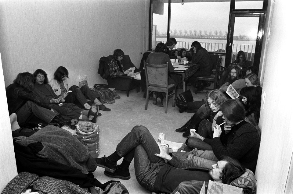 Leden van Relaese-Haarlem hebben flat bezet uit protest tegen woningbouwbeleid,, Bestanddeelnr 926-2132