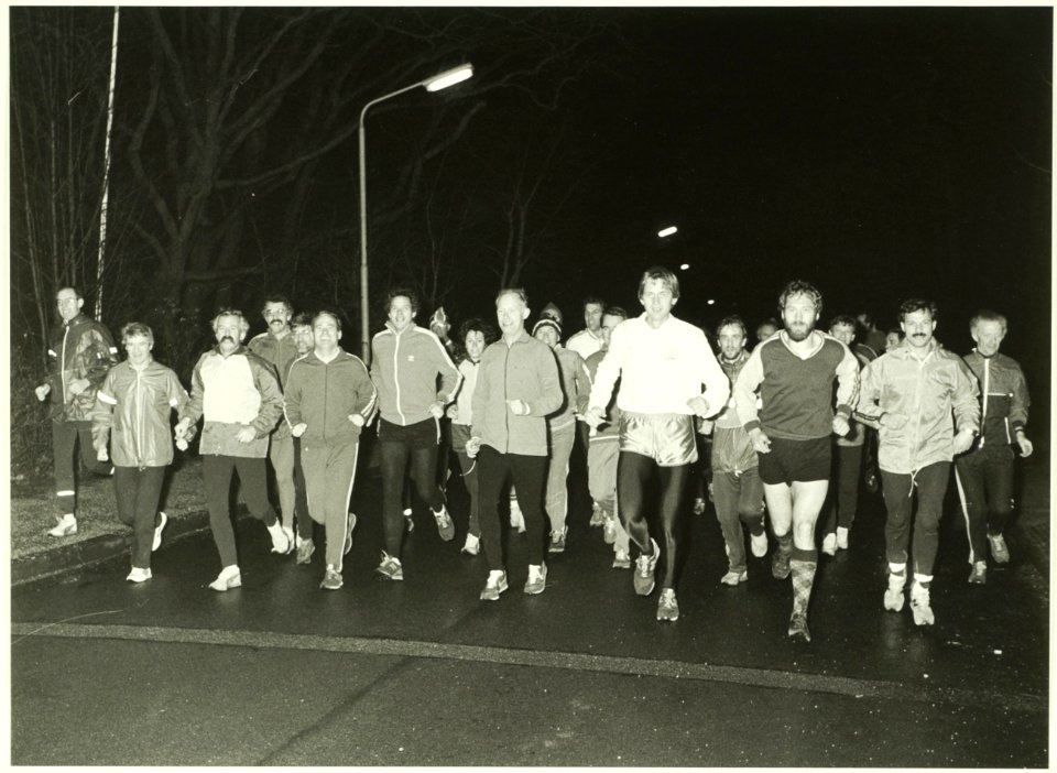 Leden van de Bap van de Pol loopgroep met hun wintertraining op het Kopje van Bloemendaal. NL-HlmNHA 5400466861