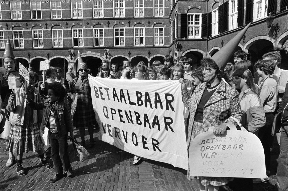 Leden van stichting Betover (betaalbaar openbaar vervoe bieden Kamervoorzitter, Bestanddeelnr 931-5902