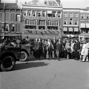 Leden van de Binnnenlandse Strijdkrachten op de Grote Markt met Hotel Peters, Bestanddeelnr 900-2524