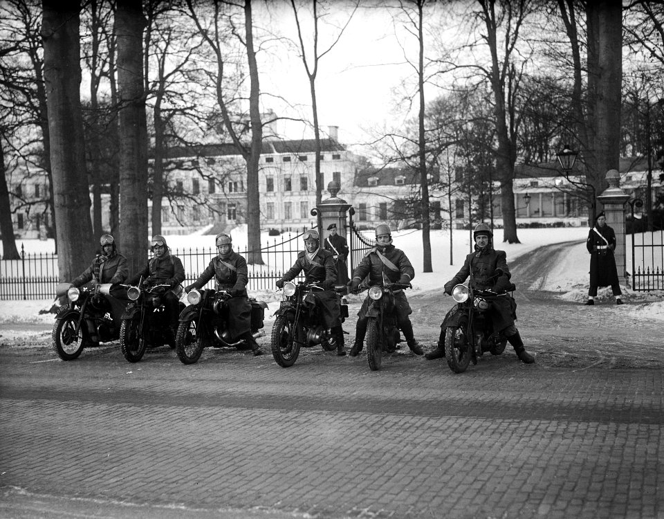 Leden van de motorclub De Knalpiepers uit Meppel waren diep in de nacht naar S, Bestanddeelnr 934-6676