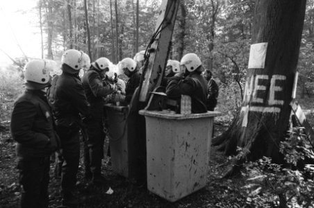 Leden van de Mobiele Eenheid bij de laadbak van een hoogwerker, Bestanddeelnr 932-3413