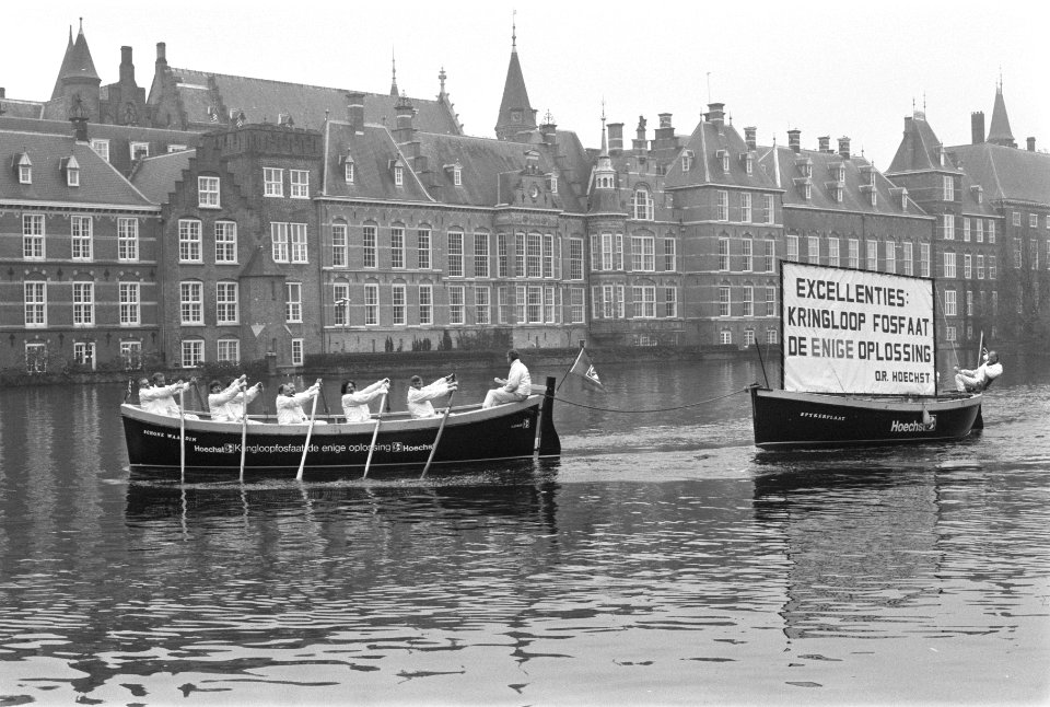 Leden van ondernemingsraad van Hoechst demonstreren roeiend in Hofvijver voor he, Bestanddeelnr 934-1415
