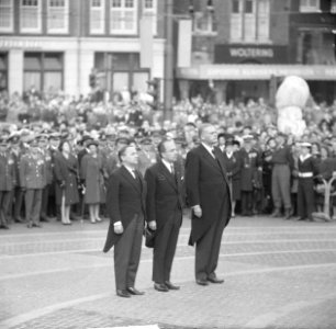 Leden van de regering hebben een krans gelegd bij het Nationaal Monument op de D, Bestanddeelnr 917-7272