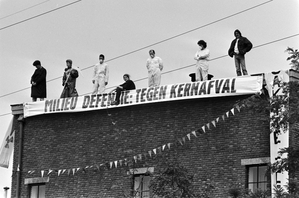 Leden van Milieudefensie bezetten dag PNEM-gebouw in Den Bosch in verband met ke, Bestanddeelnr 933-3568