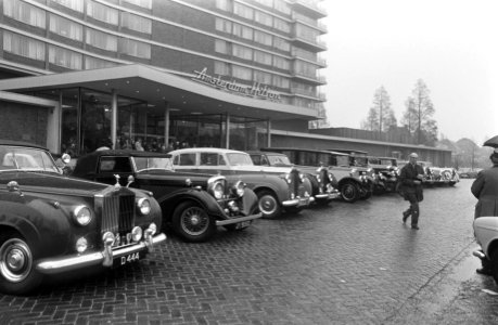 Leden van de Engelse Rolls Royce Club uit Kenton-Essex met 12 Rolls Royces bij h, Bestanddeelnr 922-2893