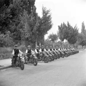 Leden van de verkeerspolitiebrigade op hun motoren hebben zich in een rij naast , Bestanddeelnr 255-1208