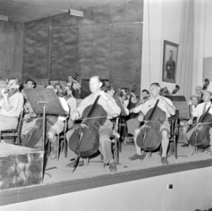 Leden van het Israëlisch Filharmonisch Orkest repeteren onder leiding van gastdi, Bestanddeelnr 255-0756