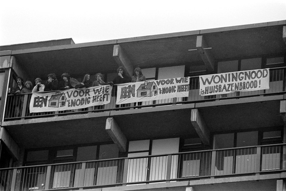 Leden S. J. bezetten flat in Bijlmermeer, Bestanddeelnr 923-4898