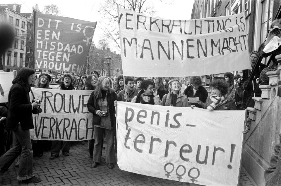 Leden van een vrouwenorganisatie demonstreren tegen de behandeling door de Itali, Bestanddeelnr 929-1221