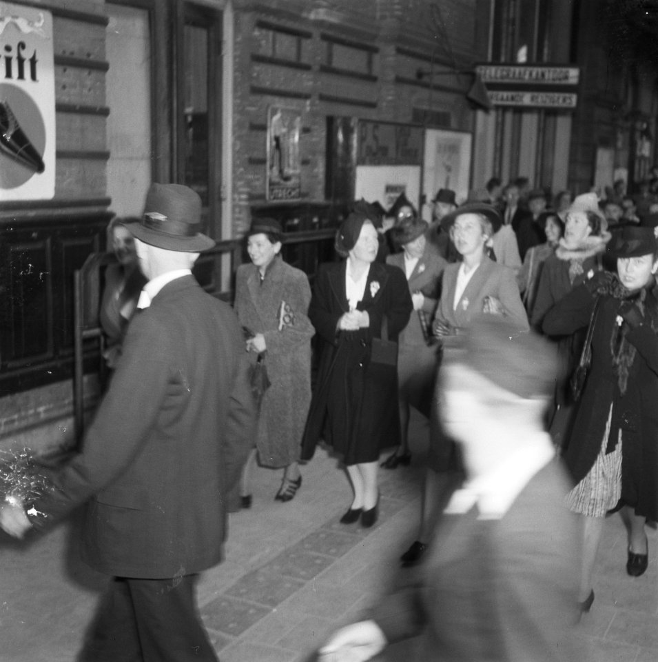 Leden van de VVSL bij het station. Voorop gaat prinses Juliana, Bestanddeelnr 900-7838