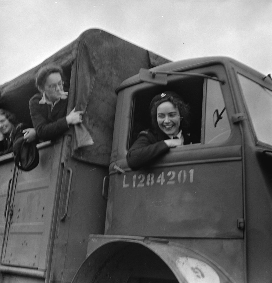 Leden van het (Vrijwillig) Vrouwen Hulp Korps in een vrachtwagen tijdens oefeni…, Bestanddeelnr 935-2469