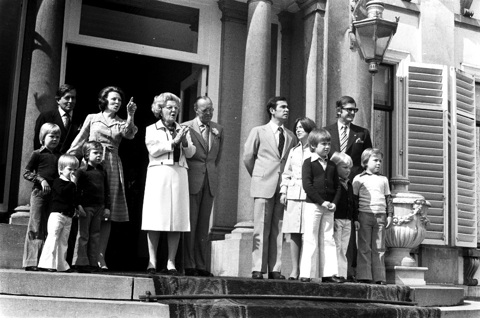 Leden van de koninklijke familie op het bordes, Bestanddeelnr 927-9051