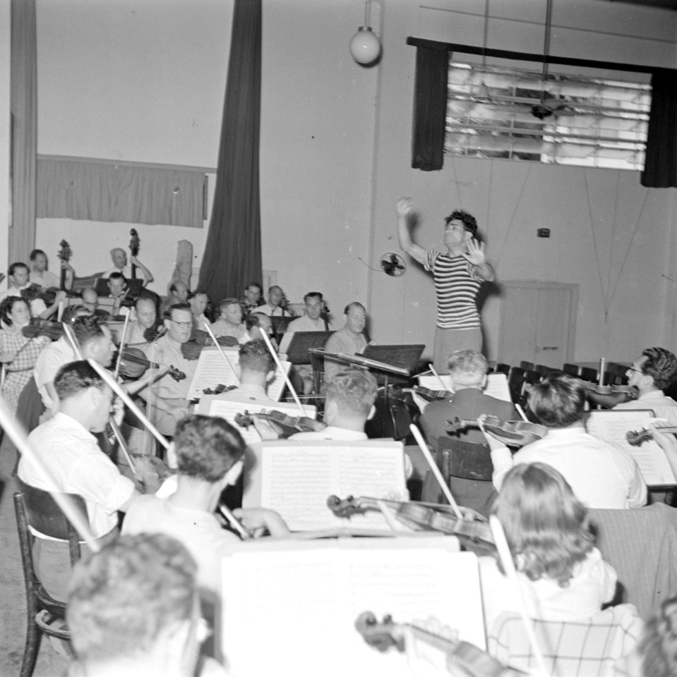 Leden van het Israëlisch Filharmonisch Orkest repeteren onder leiding van gastdi, Bestanddeelnr 255-0755