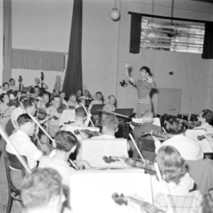 Leden van het Israëlisch Filharmonisch Orkest repeteren onder leiding van gastdi, Bestanddeelnr 255-0755