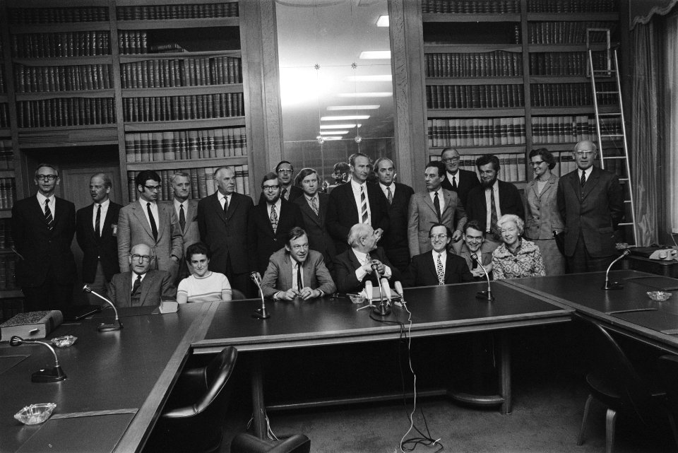 Leden van het schaduwkabinet, zittend v.l.n.r. ..., Goudsmit (D66), Van Mierl…, Bestanddeelnr 924-4621