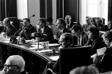Leden van het kabinet Lubbers achter de regeringstafel. V.l.n.r. Van Aardenne (E, Bestanddeelnr 932-4372