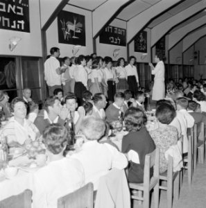 Leden van de kibboets Gal'ed vieren in de gemeenschapsruimte Seideravond. Een ko, Bestanddeelnr 255-2843