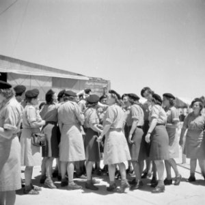 Leden van het Vrouwen Hulp Korps in Ataka, Bestanddeelnr 255-6894