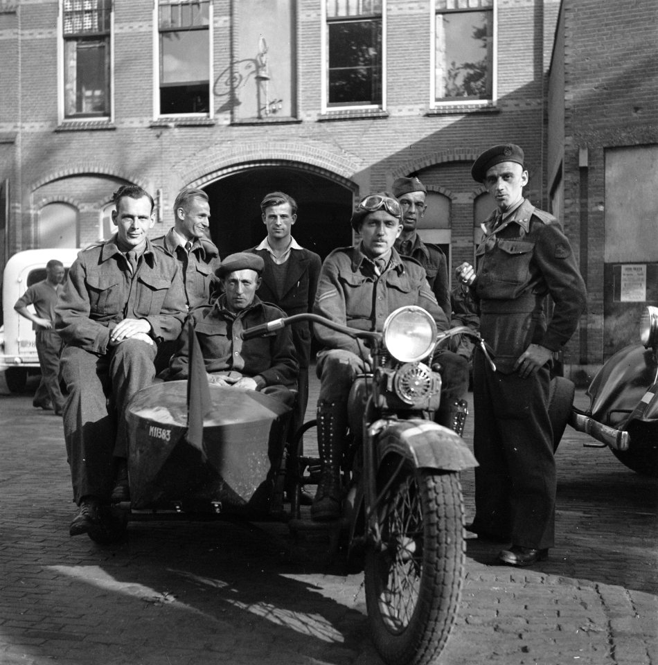 Leden Binnenlandse Strijdkrachten te Arnhem poseren op en bij een motorfiets m…, Bestanddeelnr 900-4394